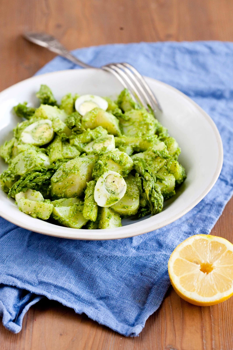 ZIEMNIACZANA SAŁATKA ZE SZPARAGAMI W PESTO