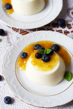 Panna cotta z konfiturą brzoskwiniową