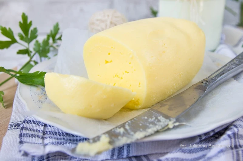 Domowe masło ze śmietany (krok po kroku)