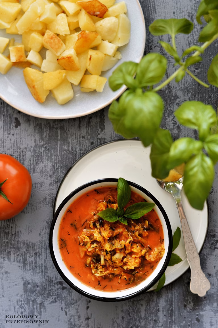 Zupa z kapusty włoskiej w pomidorach (szybka, lekka)