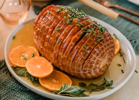 Domowa szynka pieczona czy gotowana? Sprawdź, która smakuje lepiej!