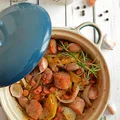 Biała kiełbasa zapiekana z jabłkami i cebulą