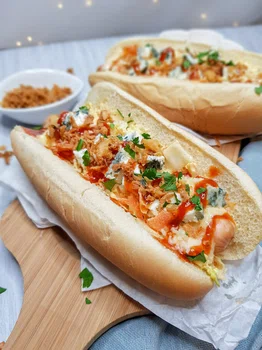 Hot-dogi z sosem słodko-ostrym i serem pleśniowym