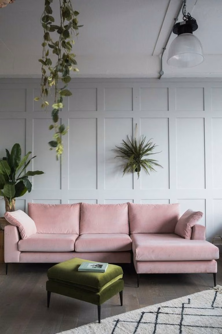 Różowa sofa