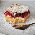 Kruche ciasto z delikatną pianką i owocami leśnymy
