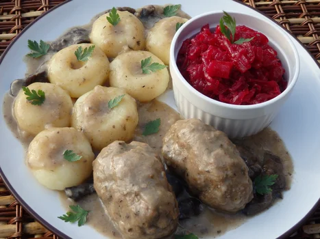 Roladki z mięsa mielonego w sosie grzybowym