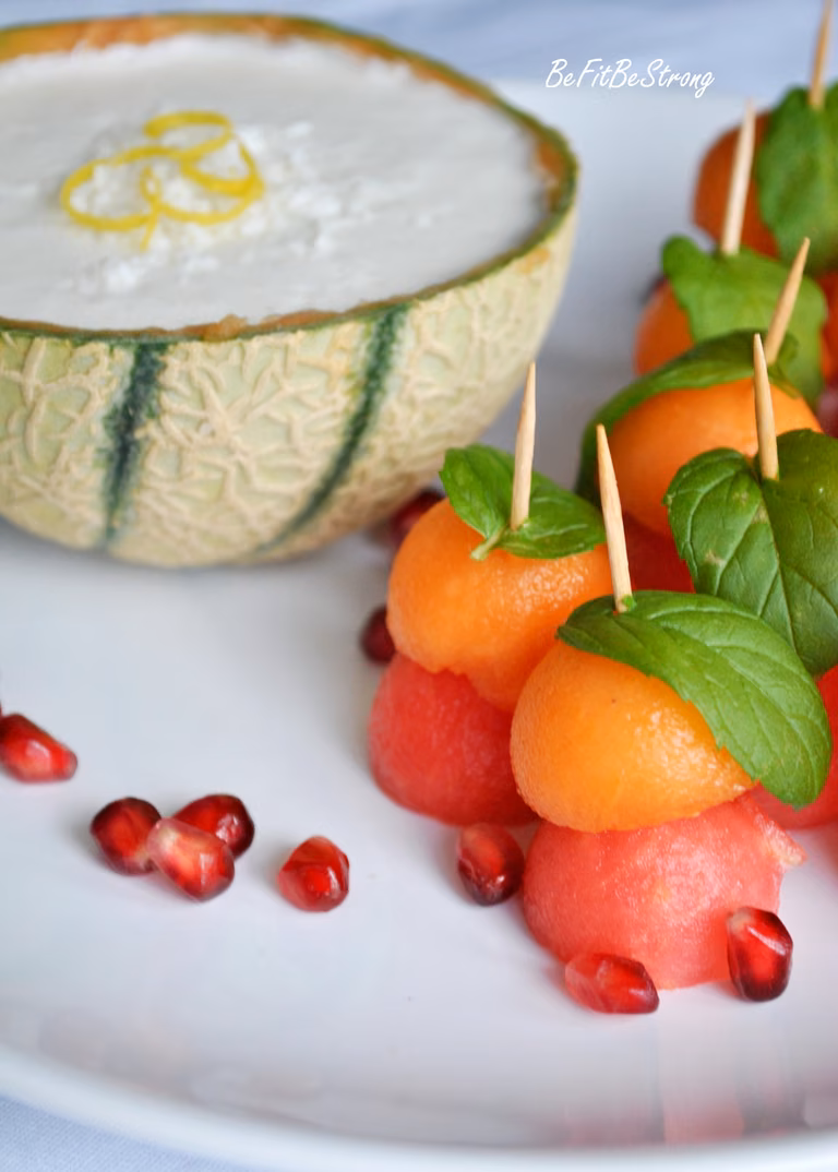 Żołnierzyki z arbuza, melona i mięty z dipem kokosowo-limonkowym