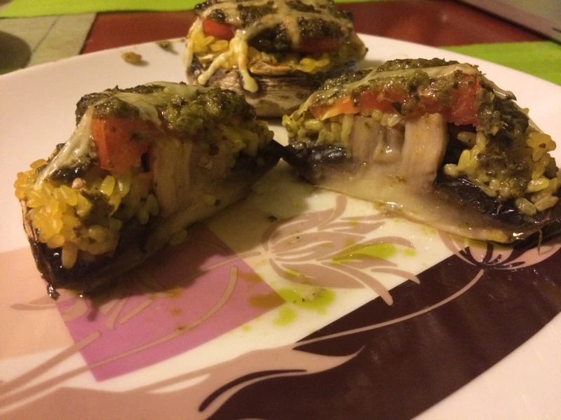Pieczarki faszerowane z zielonym pesto i pomidorem