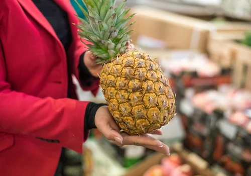Korzystanie z Tindera to przeszłość! Nowy sposób na podryw 'na ananasa' robi furorę w supermarketach!