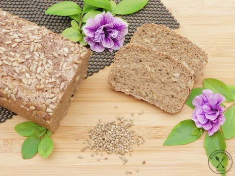 Chleb pszenno-żytni na zakwasie z nasionami konopi