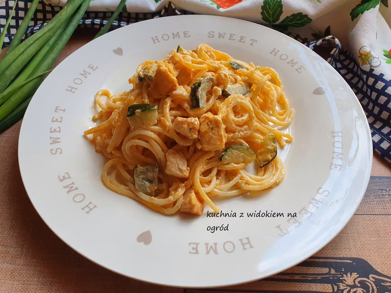 Spaghetti w kremowym sosie z kurczakiem i cukinią