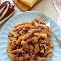 Makaron w kremowym sosie z wędzoną szynką i radicchio