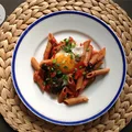 Shakshuka z makaronem i szpinakiem