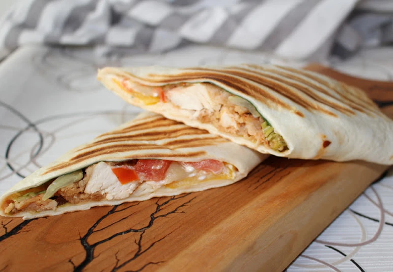 Grillowana tortilla z domowymi polędwiczkami