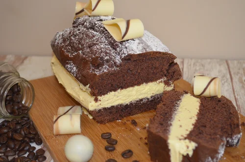 Murzynek z nutą korzenną przełożony kremem tiramisu