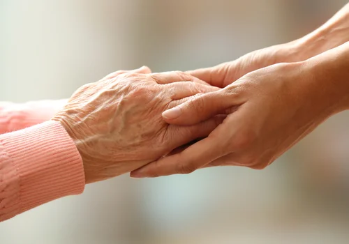 Niespodzianka dla seniorów! Zaskakująca akcja rządu pozwoli oszczędzić na podróżach!