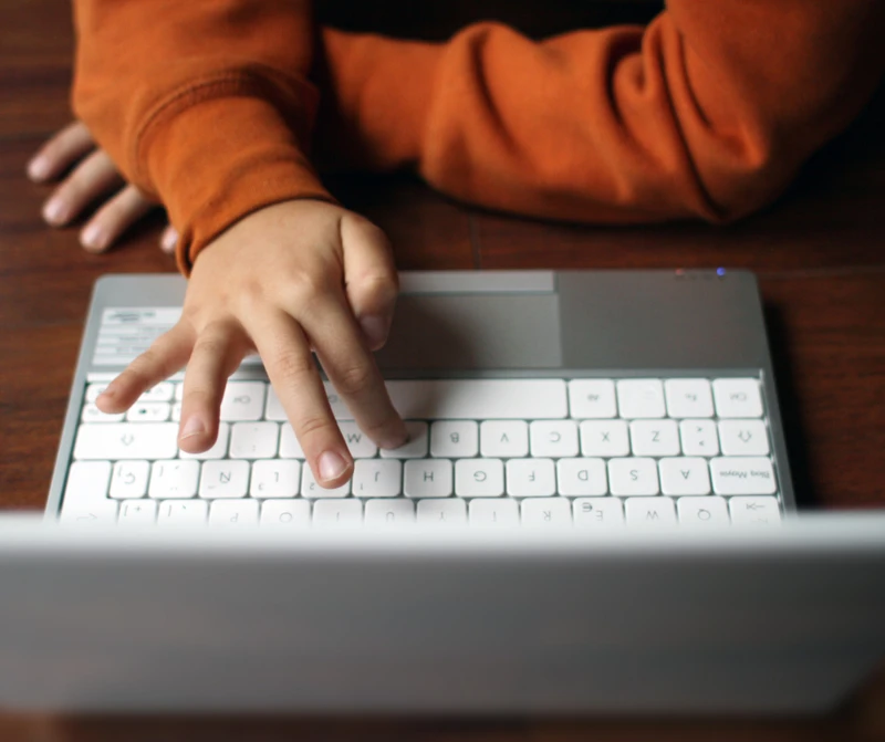 Darmowe laptopy dla uczniów klas IV! Wiemy, kiedy dzieci otrzymają urządzenie elektroniczne.