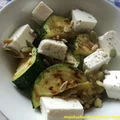 Grillowana cukinia z fetą i nasionami  - 215 kcal