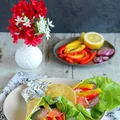 Tortilla z warzywami i wędzonym łososiem