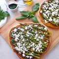 Focaccia z pieczonymi szparagami, fetą i pesto z bazylii