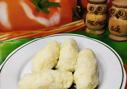 Kluski z ziemniaków i kaszy manny jako dodatek do obiadu