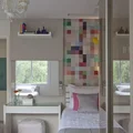Mozaika z kolorów na ścianie