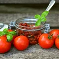 Przepis na suszone pomidory w oleju.