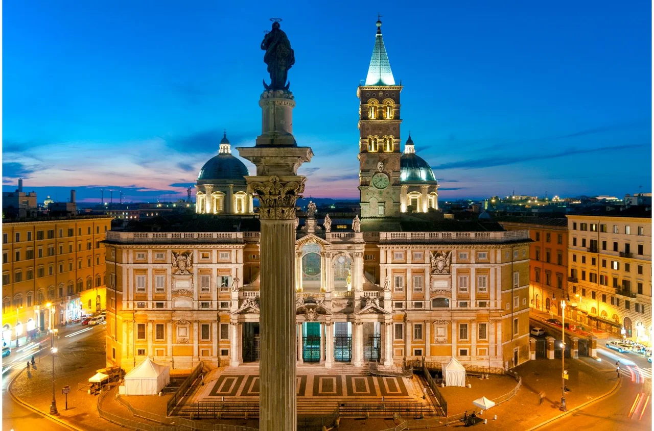 Tysiące wiernych oddało hołd papieżowi Franciszkowi! Można już odwiedzać jego grób!