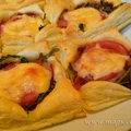 Mini pizzerki z ciasta francuskiego z rukolą