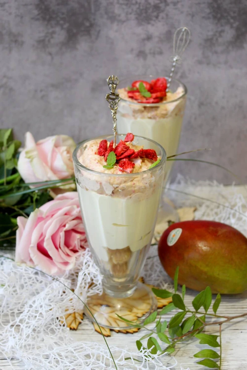 Kremowy deser mango truskawka