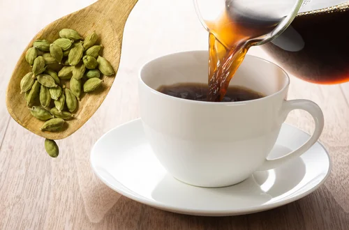 Wsyp kilka ziarenek kardamonu do kawy. Zaskakujący efekt dla smaku i trawienia!