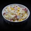 Sałatka z paluszkami krabowymi (surimi)