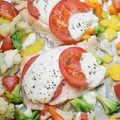 Łosoś caprese z warzywami
