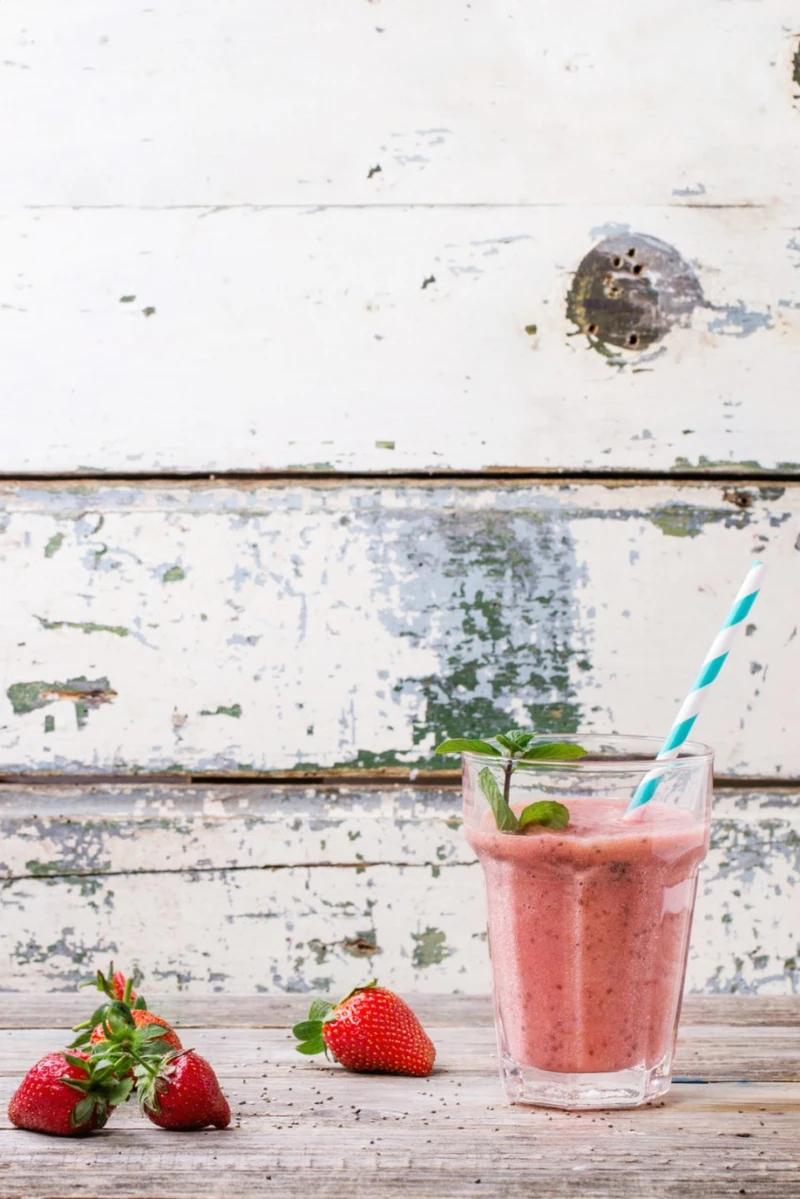 SMOOTHIE Z TRUSKAWKAMI I NASIONAMI CHIA