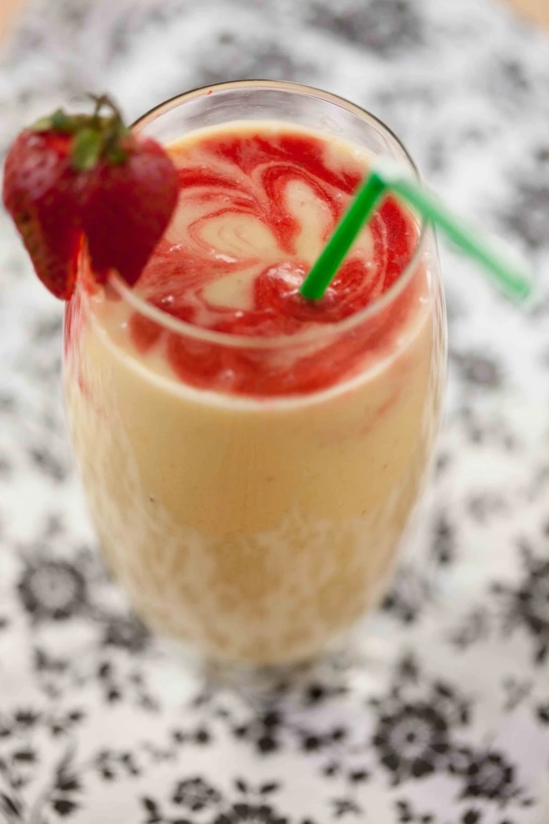 Smoothie z mango, truskawek i banana