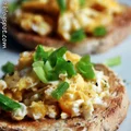 Jajecznica z bazylią na pełnoziarnistych tostach