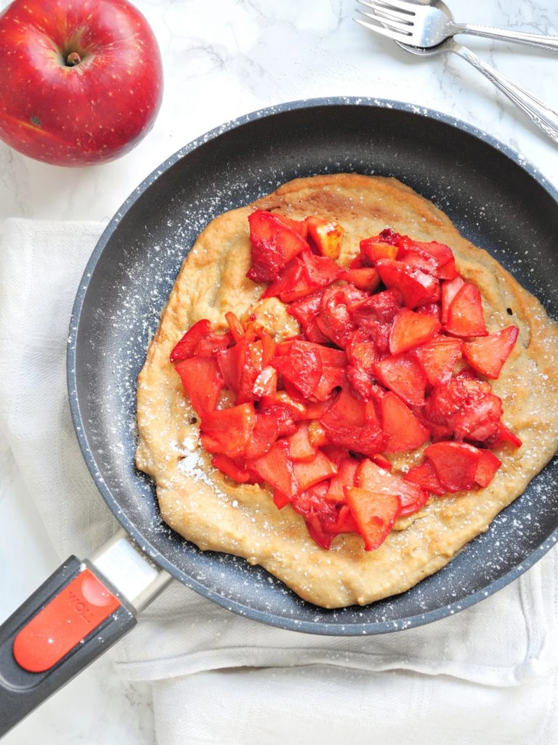 Wegańskie Dutch Baby z karmelizowanymi jabłkami i truskawkami
