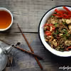 Stir fry z warzywami, kurczakiem w orzechach z makaronem gryczanym