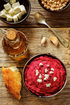 HUMMUS Z BURAKIEM I KOZIM SEREM