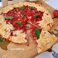 Rustykalna tarta z truskawkami i z serem