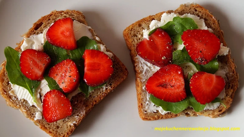 Kanapki z rukolą i truskawkami - 273 kcal