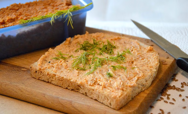 WEGAŃSKI PASZTET Z QUINOI I TOFU O SMAKU PAPRYKI
