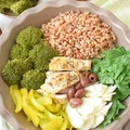 Sałatka bowl z kurczakiem i warzywami