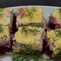 Sałatka śledziowa na krakersach