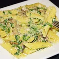 Penne ze szpinakiem i pieczarkami w sosie śmietanowym