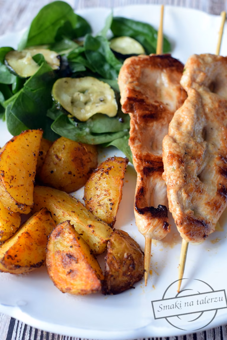 Filet na patyku z pieczonymi ziemniakami oraz sałatką ze szpinaku i cukinii