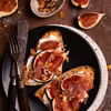 Grzanki z kozim serkiem, szynką parmeńską i figami