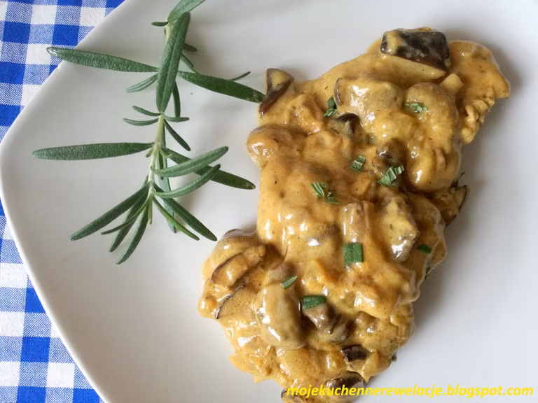 Polędwiczki wieprzowe z grzybami leśnymi w sosie ziołowo-śmietanowym - 266 kcal