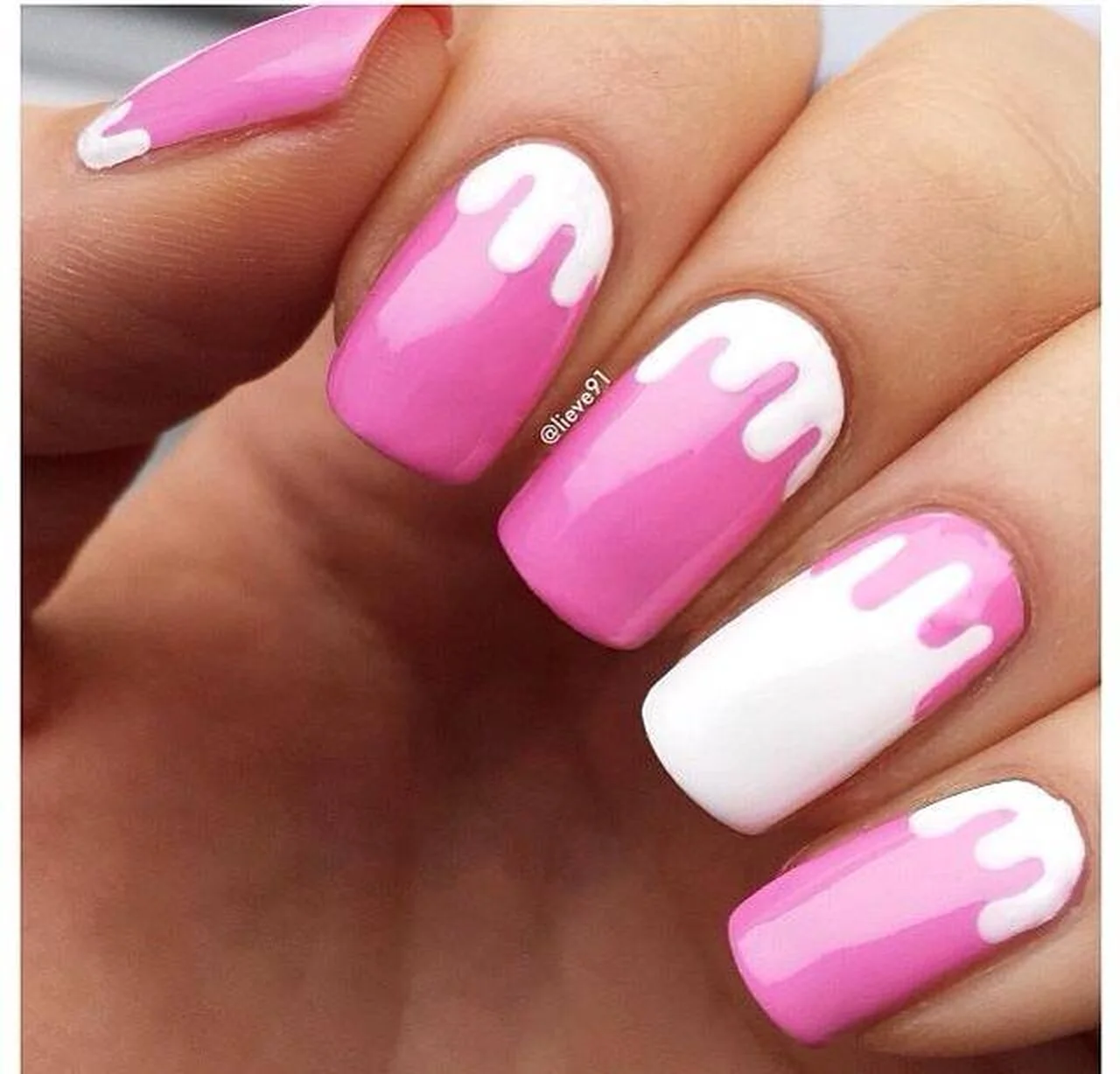 Biało- różowy manicure na lato