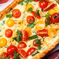 Masę jajeczną wylewam na ciasto francuskie, dorzucam pokruszony ser, pomidorki i rukolę! W 40 minut mam pyszną tarte